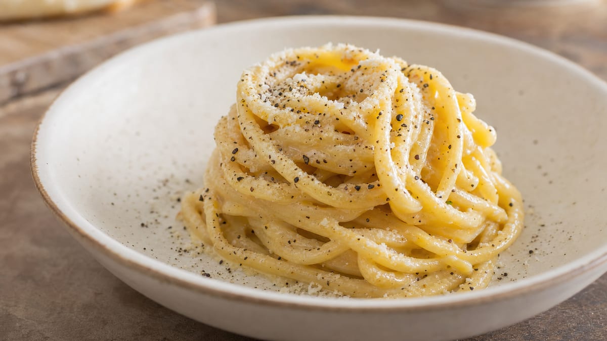 Cacio e Pepe — Roman Pecorino & Black Pepper Pasta · Italian main course